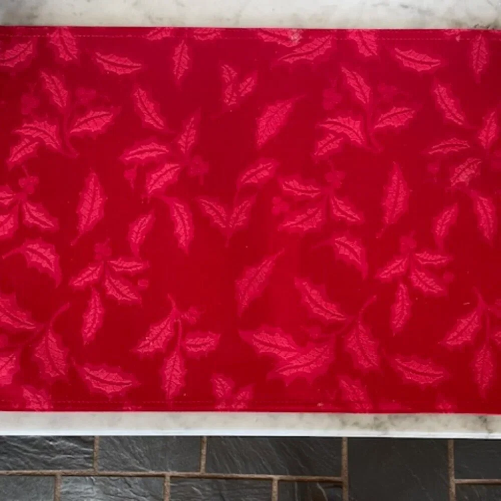 LENOX Holly Jacquard Damask Red Placemats (4)